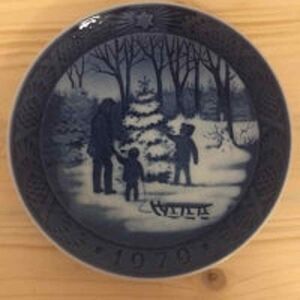 Royal Copenhagen, Christmas plate. 1979. Choosing the‎ Christmas tree.